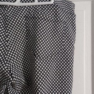 Black/white cross-hatch pattern pull on crop pants.